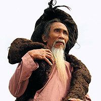 Тәтесін ұрып-соғып, қынапшасын жалайды