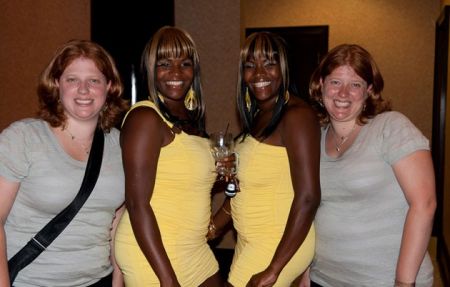 Жуынып жатқан әйелдің порно видеосы