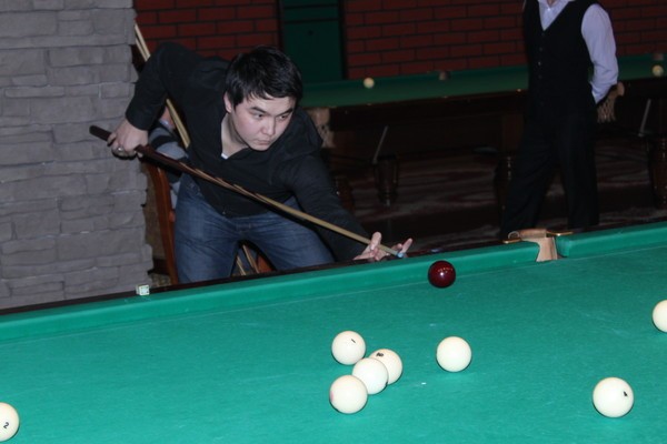 Бос уақытында бильярд ойнағанды жақсы көреді.