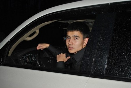 Бір топ қара жігіт кеуделі қара әйелге қарап тұр. Бір топ қара жігіт кеуделі қара әйелге қарап тұр.