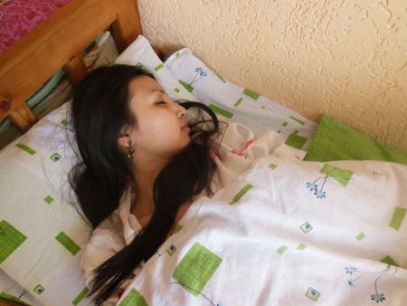 Әйелдің өз есегіне бөтелке салып жатқан порно видеосы