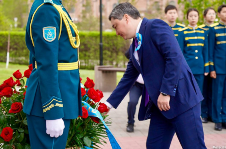 Үкімет басшысы Халық қаһарманы Рақымжан Қошқарбаев ескерткішіне гүл шоқтарын қойды